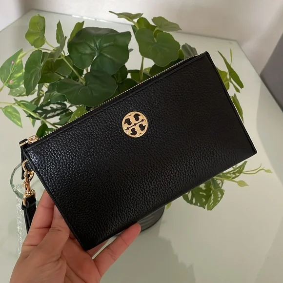 New, authentic Tory Burch chelsea wristlet - Picture 2 of 14